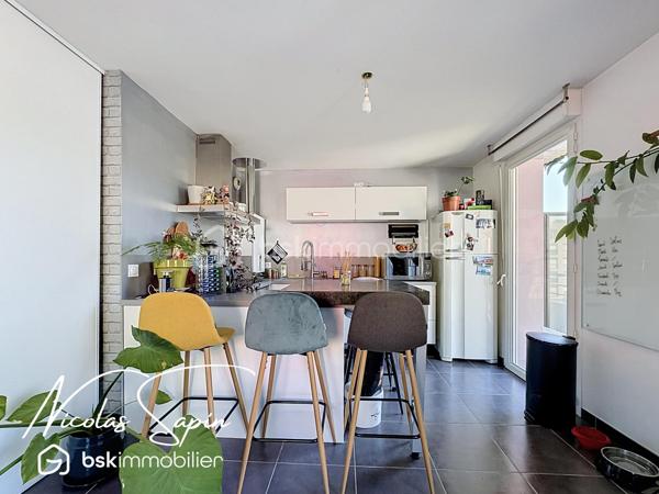 Varces allières et Risset en Exclusivité avec Nicolas SAPIN(ei):
Venez découvrir ce bel appartement niché au troisième et dernier étage avec ascenseur, au sein d'une copropriété récente situé à proximité des commerces et transports en commun.
Vous saurez apprécier la pièce de vie avec cuisine ouverte donnant accès à une terrasse (sud /ouest) de plus de 60m2 avec une vue imprenable sur les massifs. 
Egalement une chambre avec placard, une salle de bain et toilette séparé.
Une place de parking privative complète ce bien.  
Vidéo disponible.
Rare à la vente.