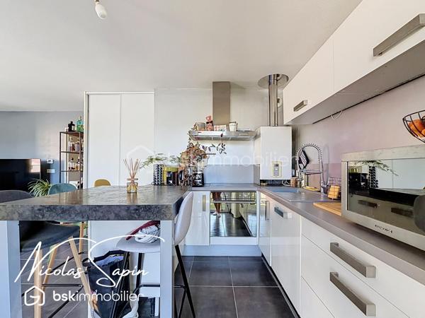 Varces allières et Risset en Exclusivité avec Nicolas SAPIN(ei):
Venez découvrir ce bel appartement niché au troisième et dernier étage avec ascenseur, au sein d'une copropriété récente situé à proximité des commerces et transports en commun.
Vous saurez apprécier la pièce de vie avec cuisine ouverte donnant accès à une terrasse (sud /ouest) de plus de 60m2 avec une vue imprenable sur les massifs. 
Egalement une chambre avec placard, une salle de bain et toilette séparé.
Une place de parking privative complète ce bien.  
Vidéo disponible.
Rare à la vente.