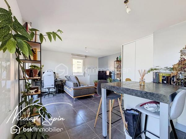 Varces allières et Risset en Exclusivité avec Nicolas SAPIN(ei):
Venez découvrir ce bel appartement niché au troisième et dernier étage avec ascenseur, au sein d'une copropriété récente situé à proximité des commerces et transports en commun.
Vous saurez apprécier la pièce de vie avec cuisine ouverte donnant accès à une terrasse (sud /ouest) de plus de 60m2 avec une vue imprenable sur les massifs. 
Egalement une chambre avec placard, une salle de bain et toilette séparé.
Une place de parking privative complète ce bien.  
Vidéo disponible.
Rare à la vente.