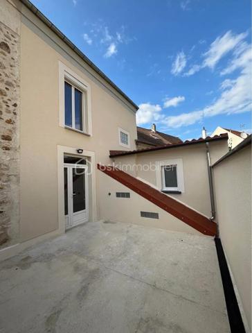 A 2 pas des COMMODITÉS et transports, cette maison vous SÉDUIRA par ces pieces et clarté intérieure entièrement RÉNOVÉE énergiquement, VmC incluse, plomberie neuve, toiture également,chauffage électrique par enertie céramique, 5 CHAMBRES dont 1 BUREAU, SÉJOUR,  CUISINE ÉQUIPÉE,  SDe, WC, Sous-sol complet,  GARAGE indépendant avec porte motorisée, portail électrique,  volets egalement

A VISITER SANS TARDER
RARE SUR LE MARCHÉ
