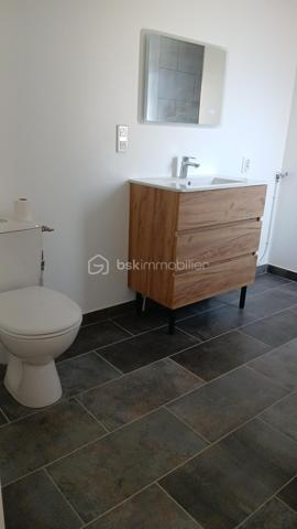 A 2 pas des COMMODITÉS et transports, cette maison vous SÉDUIRA par ces pieces et clarté intérieure entièrement RÉNOVÉE énergiquement, VmC incluse, plomberie neuve, toiture également,chauffage électrique par enertie céramique, 5 CHAMBRES dont 1 BUREAU, SÉJOUR,  CUISINE ÉQUIPÉE,  SDe, WC, Sous-sol complet,  GARAGE indépendant avec porte motorisée, portail électrique,  volets egalement

A VISITER SANS TARDER
RARE SUR LE MARCHÉ