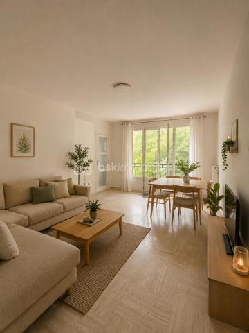 Ce bel appartement au 3ème étage se compose d’un grand salon lumineux et calme donnant accès à une agréable terrasse, d’une cuisine indépendante, d’une salle d'eau et d’un WC séparé, de trois chambres et d'un beau dressing.IL bénéficie également d’une cave privative et d’un ascenseur.

Vous apprécierez particulièrement son environnement verdoyant et paisible, avec la Torse qui passe au pied de la résidence et le Parc de la Torse à proximité.
L’appartement est idéalement situé, proche de toutes les commodités.
Un logement spacieux, calme et agréable à vivre, idéal pour une famille à la recherche de confort et de proximité avec toutes les commodités.

Confiez votre projet à Caroline DIEDHIOU pour cette vente exclusive. Une opportunité à ne pas manquer !