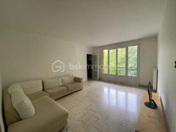 Ce bel appartement au 3ème étage se compose d’un grand salon lumineux et calme donnant accès à une agréable terrasse, d’une cuisine indépendante, d’une salle d'eau et d’un WC séparé, de trois chambres et d'un beau dressing.IL bénéficie également d’une cave privative et d’un ascenseur.

Vous apprécierez particulièrement son environnement verdoyant et paisible, avec la Torse qui passe au pied de la résidence et le Parc de la Torse à proximité.
L’appartement est idéalement situé, proche de toutes les commodités.
Un logement spacieux, calme et agréable à vivre, idéal pour une famille à la recherche de confort et de proximité avec toutes les commodités.

Confiez votre projet à Caroline DIEDHIOU pour cette vente exclusive. Une opportunité à ne pas manquer !