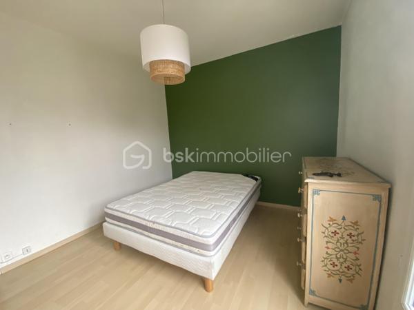 Ce bel appartement au 3ème étage se compose d’un grand salon lumineux et calme donnant accès à une agréable terrasse, d’une cuisine indépendante, d’une salle d'eau et d’un WC séparé, de trois chambres et d'un beau dressing.IL bénéficie également d’une cave privative et d’un ascenseur.

Vous apprécierez particulièrement son environnement verdoyant et paisible, avec la Torse qui passe au pied de la résidence et le Parc de la Torse à proximité.
L’appartement est idéalement situé, proche de toutes les commodités.
Un logement spacieux, calme et agréable à vivre, idéal pour une famille à la recherche de confort et de proximité avec toutes les commodités.

Confiez votre projet à Caroline DIEDHIOU pour cette vente exclusive. Une opportunité à ne pas manquer !