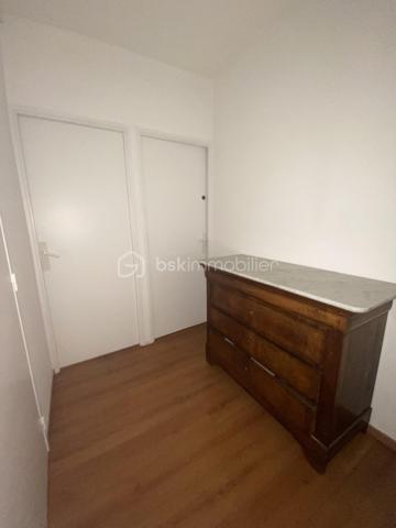 Ce bel appartement au 3ème étage se compose d’un grand salon lumineux et calme donnant accès à une agréable terrasse, d’une cuisine indépendante, d’une salle d'eau et d’un WC séparé, de trois chambres et d'un beau dressing.IL bénéficie également d’une cave privative et d’un ascenseur.

Vous apprécierez particulièrement son environnement verdoyant et paisible, avec la Torse qui passe au pied de la résidence et le Parc de la Torse à proximité.
L’appartement est idéalement situé, proche de toutes les commodités.
Un logement spacieux, calme et agréable à vivre, idéal pour une famille à la recherche de confort et de proximité avec toutes les commodités.

Confiez votre projet à Caroline DIEDHIOU pour cette vente exclusive. Une opportunité à ne pas manquer !