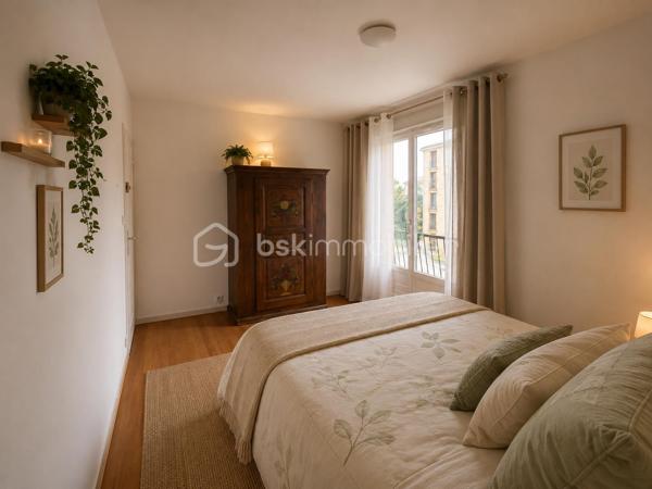 Ce bel appartement au 3ème étage se compose d’un grand salon lumineux et calme donnant accès à une agréable terrasse, d’une cuisine indépendante, d’une salle d'eau et d’un WC séparé, de trois chambres et d'un beau dressing.IL bénéficie également d’une cave privative et d’un ascenseur.

Vous apprécierez particulièrement son environnement verdoyant et paisible, avec la Torse qui passe au pied de la résidence et le Parc de la Torse à proximité.
L’appartement est idéalement situé, proche de toutes les commodités.
Un logement spacieux, calme et agréable à vivre, idéal pour une famille à la recherche de confort et de proximité avec toutes les commodités.

Confiez votre projet à Caroline DIEDHIOU pour cette vente exclusive. Une opportunité à ne pas manquer !