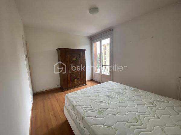 Ce bel appartement au 3ème étage se compose d’un grand salon lumineux et calme donnant accès à une agréable terrasse, d’une cuisine indépendante, d’une salle d'eau et d’un WC séparé, de trois chambres et d'un beau dressing.IL bénéficie également d’une cave privative et d’un ascenseur.

Vous apprécierez particulièrement son environnement verdoyant et paisible, avec la Torse qui passe au pied de la résidence et le Parc de la Torse à proximité.
L’appartement est idéalement situé, proche de toutes les commodités.
Un logement spacieux, calme et agréable à vivre, idéal pour une famille à la recherche de confort et de proximité avec toutes les commodités.

Confiez votre projet à Caroline DIEDHIOU pour cette vente exclusive. Une opportunité à ne pas manquer !