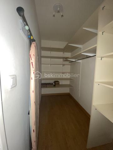 Ce bel appartement au 3ème étage se compose d’un grand salon lumineux et calme donnant accès à une agréable terrasse, d’une cuisine indépendante, d’une salle d'eau et d’un WC séparé, de trois chambres et d'un beau dressing.IL bénéficie également d’une cave privative et d’un ascenseur.

Vous apprécierez particulièrement son environnement verdoyant et paisible, avec la Torse qui passe au pied de la résidence et le Parc de la Torse à proximité.
L’appartement est idéalement situé, proche de toutes les commodités.
Un logement spacieux, calme et agréable à vivre, idéal pour une famille à la recherche de confort et de proximité avec toutes les commodités.

Confiez votre projet à Caroline DIEDHIOU pour cette vente exclusive. Une opportunité à ne pas manquer !
