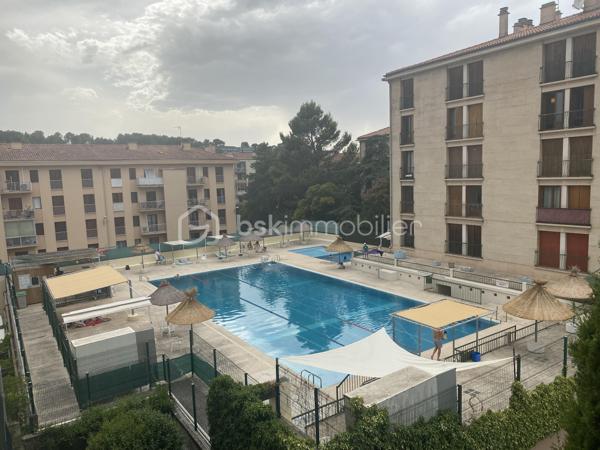 Ce bel appartement au 3ème étage se compose d’un grand salon lumineux et calme donnant accès à une agréable terrasse, d’une cuisine indépendante, d’une salle d'eau et d’un WC séparé, de trois chambres et d'un beau dressing.IL bénéficie également d’une cave privative et d’un ascenseur.

Vous apprécierez particulièrement son environnement verdoyant et paisible, avec la Torse qui passe au pied de la résidence et le Parc de la Torse à proximité.
L’appartement est idéalement situé, proche de toutes les commodités.
Un logement spacieux, calme et agréable à vivre, idéal pour une famille à la recherche de confort et de proximité avec toutes les commodités.

Confiez votre projet à Caroline DIEDHIOU pour cette vente exclusive. Une opportunité à ne pas manquer !