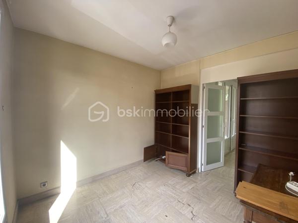 Ce bel appartement au 3ème étage se compose d’un grand salon lumineux et calme donnant accès à une agréable terrasse, d’une cuisine indépendante, d’une salle d'eau et d’un WC séparé, de trois chambres et d'un beau dressing.IL bénéficie également d’une cave privative et d’un ascenseur.

Vous apprécierez particulièrement son environnement verdoyant et paisible, avec la Torse qui passe au pied de la résidence et le Parc de la Torse à proximité.
L’appartement est idéalement situé, proche de toutes les commodités.
Un logement spacieux, calme et agréable à vivre, idéal pour une famille à la recherche de confort et de proximité avec toutes les commodités.

Confiez votre projet à Caroline DIEDHIOU pour cette vente exclusive. Une opportunité à ne pas manquer !