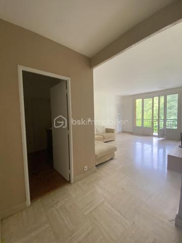 Ce bel appartement au 3ème étage se compose d’un grand salon lumineux et calme donnant accès à une agréable terrasse, d’une cuisine indépendante, d’une salle d'eau et d’un WC séparé, de trois chambres et d'un beau dressing.IL bénéficie également d’une cave privative et d’un ascenseur.

Vous apprécierez particulièrement son environnement verdoyant et paisible, avec la Torse qui passe au pied de la résidence et le Parc de la Torse à proximité.
L’appartement est idéalement situé, proche de toutes les commodités.
Un logement spacieux, calme et agréable à vivre, idéal pour une famille à la recherche de confort et de proximité avec toutes les commodités.

Confiez votre projet à Caroline DIEDHIOU pour cette vente exclusive. Une opportunité à ne pas manquer !