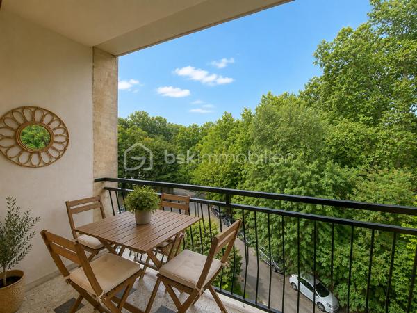 Ce bel appartement au 3ème étage se compose d’un grand salon lumineux et calme donnant accès à une agréable terrasse, d’une cuisine indépendante, d’une salle d'eau et d’un WC séparé, de trois chambres et d'un beau dressing.IL bénéficie également d’une cave privative et d’un ascenseur.

Vous apprécierez particulièrement son environnement verdoyant et paisible, avec la Torse qui passe au pied de la résidence et le Parc de la Torse à proximité.
L’appartement est idéalement situé, proche de toutes les commodités.
Un logement spacieux, calme et agréable à vivre, idéal pour une famille à la recherche de confort et de proximité avec toutes les commodités.

Confiez votre projet à Caroline DIEDHIOU pour cette vente exclusive. Une opportunité à ne pas manquer !