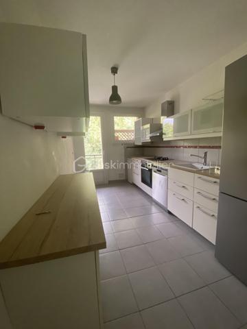 Ce bel appartement au 3ème étage se compose d’un grand salon lumineux et calme donnant accès à une agréable terrasse, d’une cuisine indépendante, d’une salle d'eau et d’un WC séparé, de trois chambres et d'un beau dressing.IL bénéficie également d’une cave privative et d’un ascenseur.

Vous apprécierez particulièrement son environnement verdoyant et paisible, avec la Torse qui passe au pied de la résidence et le Parc de la Torse à proximité.
L’appartement est idéalement situé, proche de toutes les commodités.
Un logement spacieux, calme et agréable à vivre, idéal pour une famille à la recherche de confort et de proximité avec toutes les commodités.

Confiez votre projet à Caroline DIEDHIOU pour cette vente exclusive. Une opportunité à ne pas manquer !