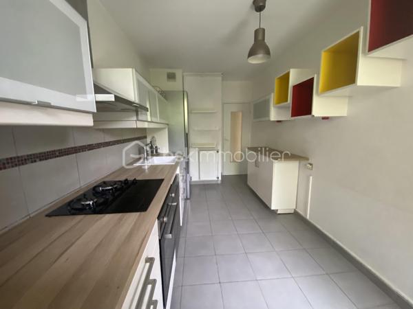 Ce bel appartement au 3ème étage se compose d’un grand salon lumineux et calme donnant accès à une agréable terrasse, d’une cuisine indépendante, d’une salle d'eau et d’un WC séparé, de trois chambres et d'un beau dressing.IL bénéficie également d’une cave privative et d’un ascenseur.

Vous apprécierez particulièrement son environnement verdoyant et paisible, avec la Torse qui passe au pied de la résidence et le Parc de la Torse à proximité.
L’appartement est idéalement situé, proche de toutes les commodités.
Un logement spacieux, calme et agréable à vivre, idéal pour une famille à la recherche de confort et de proximité avec toutes les commodités.

Confiez votre projet à Caroline DIEDHIOU pour cette vente exclusive. Une opportunité à ne pas manquer !