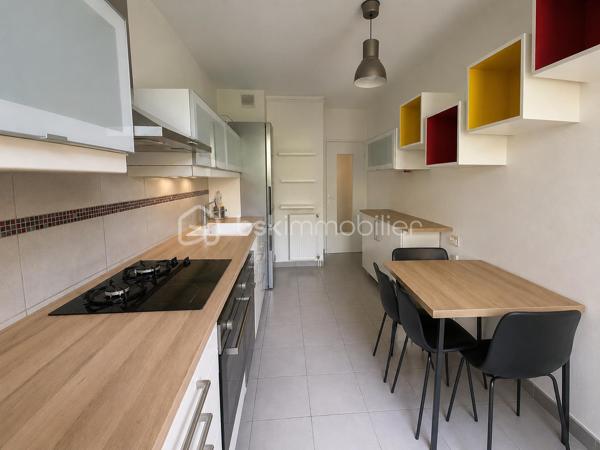 Ce bel appartement au 3ème étage se compose d’un grand salon lumineux et calme donnant accès à une agréable terrasse, d’une cuisine indépendante, d’une salle d'eau et d’un WC séparé, de trois chambres et d'un beau dressing.IL bénéficie également d’une cave privative et d’un ascenseur.

Vous apprécierez particulièrement son environnement verdoyant et paisible, avec la Torse qui passe au pied de la résidence et le Parc de la Torse à proximité.
L’appartement est idéalement situé, proche de toutes les commodités.
Un logement spacieux, calme et agréable à vivre, idéal pour une famille à la recherche de confort et de proximité avec toutes les commodités.

Confiez votre projet à Caroline DIEDHIOU pour cette vente exclusive. Une opportunité à ne pas manquer !