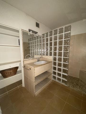 Ce bel appartement au 3ème étage se compose d’un grand salon lumineux et calme donnant accès à une agréable terrasse, d’une cuisine indépendante, d’une salle d'eau et d’un WC séparé, de trois chambres et d'un beau dressing.IL bénéficie également d’une cave privative et d’un ascenseur.

Vous apprécierez particulièrement son environnement verdoyant et paisible, avec la Torse qui passe au pied de la résidence et le Parc de la Torse à proximité.
L’appartement est idéalement situé, proche de toutes les commodités.
Un logement spacieux, calme et agréable à vivre, idéal pour une famille à la recherche de confort et de proximité avec toutes les commodités.

Confiez votre projet à Caroline DIEDHIOU pour cette vente exclusive. Une opportunité à ne pas manquer !