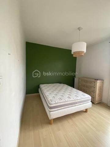 Ce bel appartement au 3ème étage se compose d’un grand salon lumineux et calme donnant accès à une agréable terrasse, d’une cuisine indépendante, d’une salle d'eau et d’un WC séparé, de trois chambres et d'un beau dressing.IL bénéficie également d’une cave privative et d’un ascenseur.

Vous apprécierez particulièrement son environnement verdoyant et paisible, avec la Torse qui passe au pied de la résidence et le Parc de la Torse à proximité.
L’appartement est idéalement situé, proche de toutes les commodités.
Un logement spacieux, calme et agréable à vivre, idéal pour une famille à la recherche de confort et de proximité avec toutes les commodités.

Confiez votre projet à Caroline DIEDHIOU pour cette vente exclusive. Une opportunité à ne pas manquer !