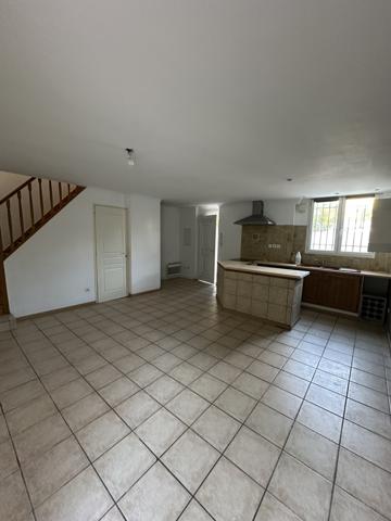 Maison avec extérieur, parking, proche centre-ville, au calme