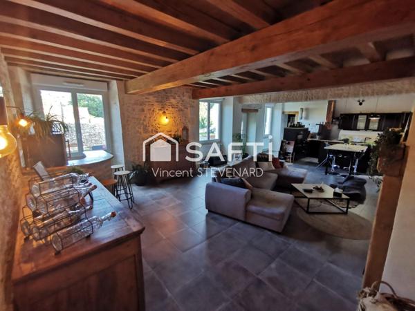 Maison de plain pied de 174m² en pierre rénovée avec beaucoup de style.