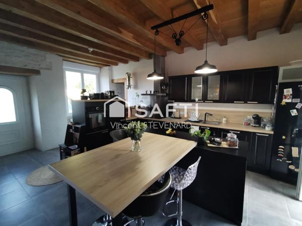 Maison de plain pied de 174m² en pierre rénovée avec beaucoup de style.