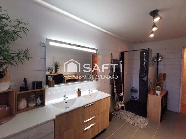 Maison de plain pied de 174m² en pierre rénovée avec beaucoup de style.