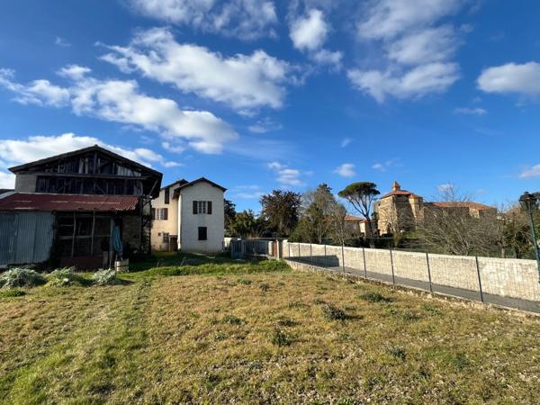 Marciac(32)proche:MAISON de 1720 en pierres, dans son jus, avec grange et jardin 680m2, au cœur d'un village patrimonial, ecole et commerces de proximité, pres de MARCIAC (32)assainissement collectif