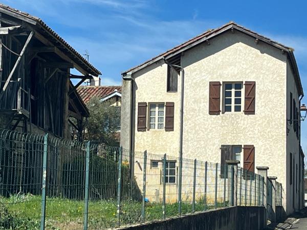 Marciac(32)proche:MAISON de 1720 en pierres, dans son jus, avec grange et jardin 680m2, au cœur d'un village patrimonial, ecole et commerces de proximité, pres de MARCIAC (32)assainissement collectif