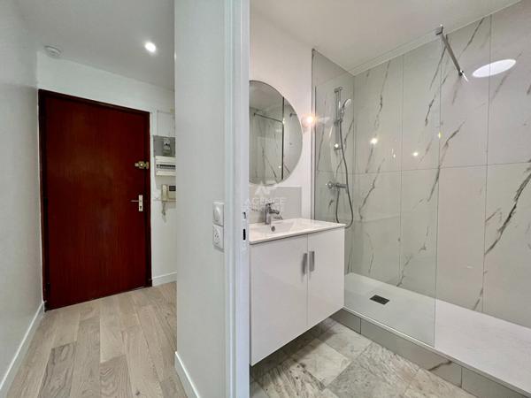 "Le Chesnay" Très joli studio refait à neuf de 35 m² au 2ème et dernier étage sans vis à vis avec loggia ! Loyer 1 081 €/mois charges comprises **  - Référence  17592