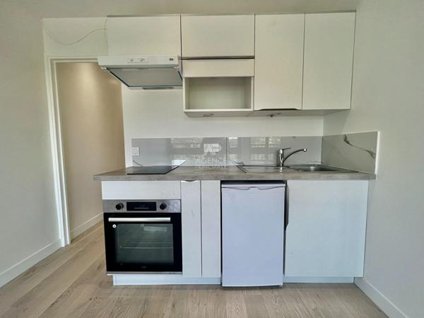 "Le Chesnay" Très joli studio refait à neuf de 35 m² au 2ème et dernier étage sans vis à vis avec loggia ! Loyer 1 081 €/mois charges comprises **  - Référence  17592