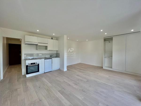 "Le Chesnay" Très joli studio refait à neuf de 35 m² au 2ème et dernier étage sans vis à vis avec loggia ! Loyer 1 081 €/mois charges comprises **  - Référence  17592