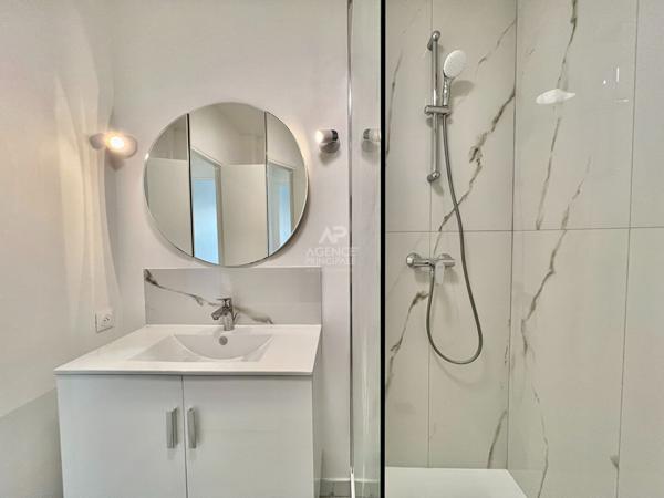 "Le Chesnay" Très joli studio refait à neuf de 35 m² au 2ème et dernier étage sans vis à vis avec loggia ! Loyer 1 081 €/mois charges comprises **  - Référence  17592