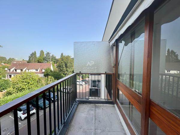 "Le Chesnay" Très joli studio refait à neuf de 35 m² au 2ème et dernier étage sans vis à vis avec loggia ! Loyer 1 081 €/mois charges comprises **  - Référence  17592