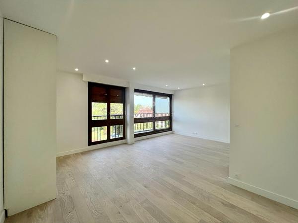 "Le Chesnay" Très joli studio refait à neuf de 35 m² au 2ème et dernier étage sans vis à vis avec loggia ! Loyer 1 081 €/mois charges comprises **  - Référence  17592