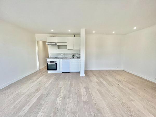"Le Chesnay" Très joli studio refait à neuf de 35 m² au 2ème et dernier étage sans vis à vis avec loggia ! Loyer 1 081 €/mois charges comprises **  - Référence  17592