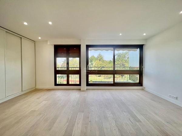 "Le Chesnay" Très joli studio refait à neuf de 35 m² au 2ème et dernier étage sans vis à vis avec loggia ! Loyer 1 081 €/mois charges comprises **  - Référence  17592