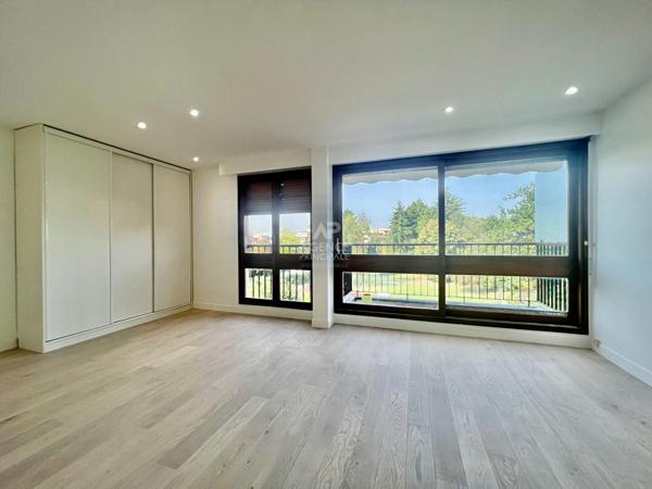 "Le Chesnay" Très joli studio refait à neuf de 35 m² au 2ème et dernier étage sans vis à vis avec loggia ! Loyer 1 081 €/mois charges comprises **  - Référence  17592