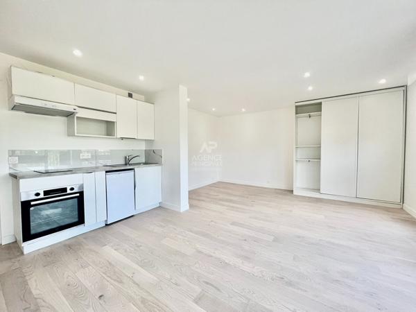 "Le Chesnay" Très joli studio refait à neuf de 35 m² au 2ème et dernier étage sans vis à vis avec loggia ! Loyer 1 081 €/mois charges comprises **  - Référence  17592