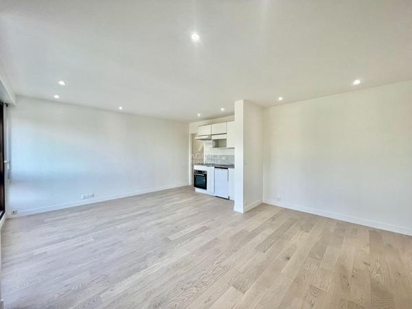 "Le Chesnay" Très joli studio refait à neuf de 35 m² au 2ème et dernier étage sans vis à vis avec loggia ! Loyer 1 081 €/mois charges comprises **  - Référence  17592