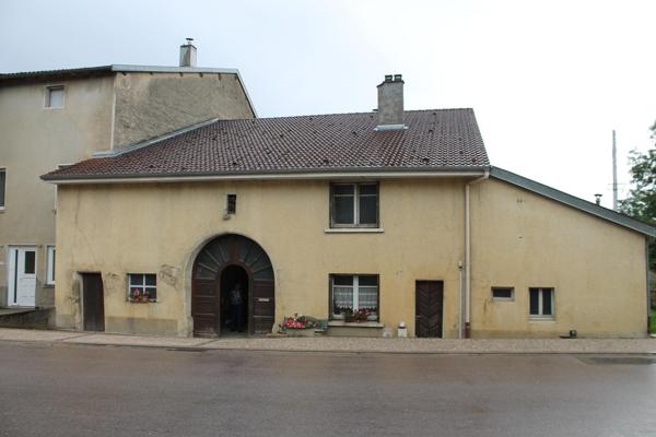 ancienne ferme habitable de suite ,avec garage , grange et jardin