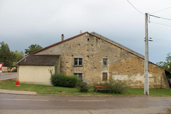 ancienne ferme habitable de suite ,avec garage , grange et jardin