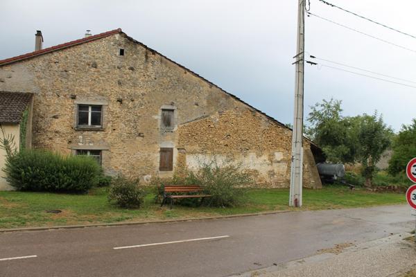 ancienne ferme habitable de suite ,avec garage , grange et jardin