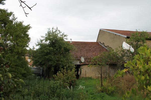 ancienne ferme habitable de suite ,avec garage , grange et jardin