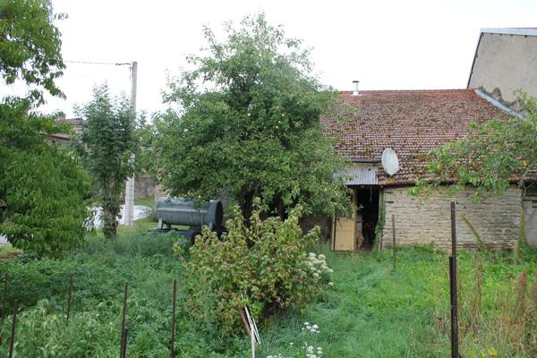 ancienne ferme habitable de suite ,avec garage , grange et jardin