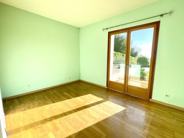 PAVILLON DE PLAIN PIED AVEC VUE DEGAGEE// SUPERBE TERRAIN arboré // PISCINE