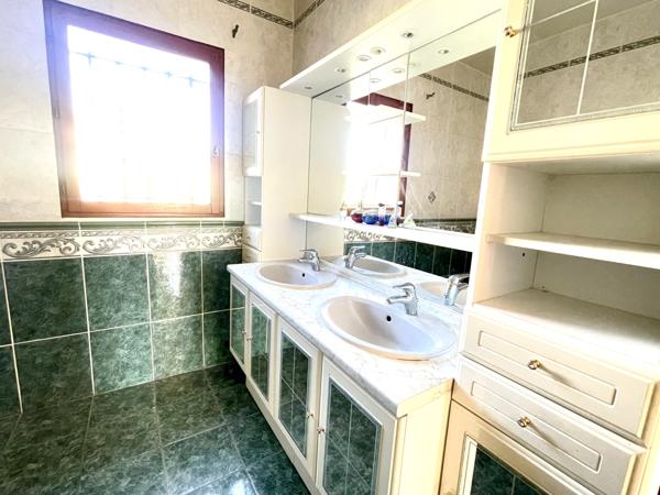 PAVILLON DE PLAIN PIED AVEC VUE DEGAGEE// SUPERBE TERRAIN arboré // PISCINE