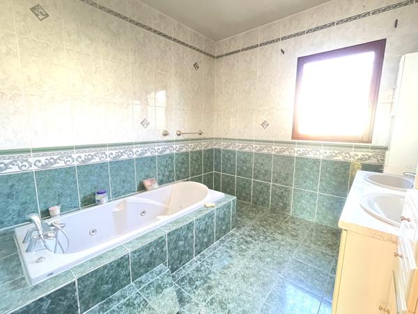 PAVILLON DE PLAIN PIED AVEC VUE DEGAGEE// SUPERBE TERRAIN arboré // PISCINE