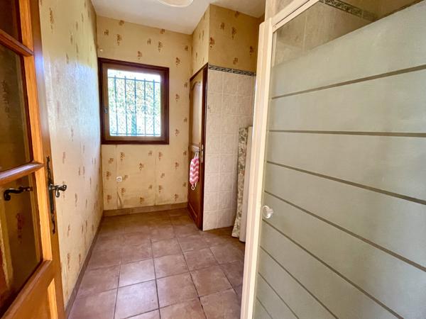 PAVILLON DE PLAIN PIED AVEC VUE DEGAGEE// SUPERBE TERRAIN arboré // PISCINE