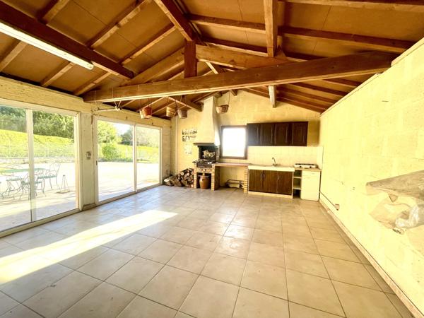 PAVILLON DE PLAIN PIED AVEC VUE DEGAGEE// SUPERBE TERRAIN arboré // PISCINE