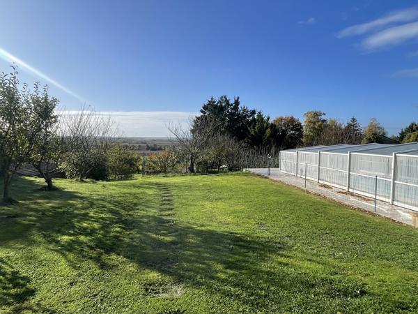 PAVILLON DE PLAIN PIED AVEC VUE DEGAGEE// SUPERBE TERRAIN arboré // PISCINE