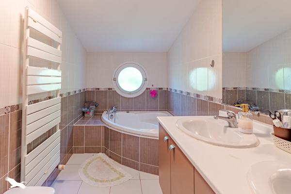Maison à vendre 314 160 € Bassens 6 p 103 m² DPE C
